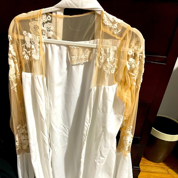 Brand new white robe for bride - Picture 1 of 3